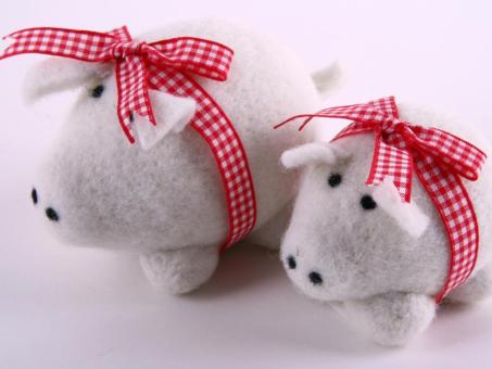Schweinchen Wolle m Karoband   L10,5 B5,5 H6cm